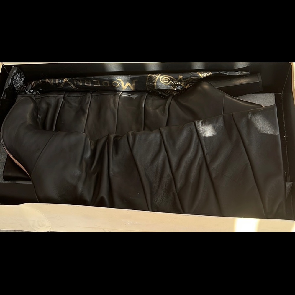 Modern Vintage 7.5 black high boots